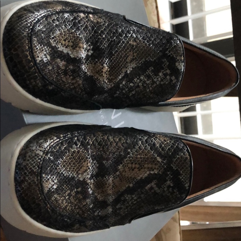 NWOT Vionic slip on sneakers